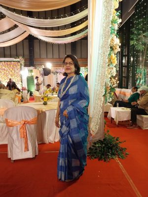 Ms Mausumi looks so elegantly stylish in a classic Tussar Silk saree with Shibori work