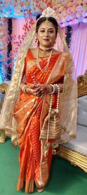 Ms Saoni looks so very beautiful on her special day !!